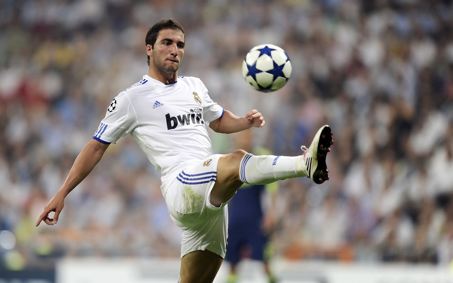 法甲：里昂3-2逆转图卢兹，队伍稳步取得关键胜利，里昂 法甲